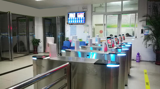 學校人臉識别宿舍門禁系統，識别精準，安全性高！